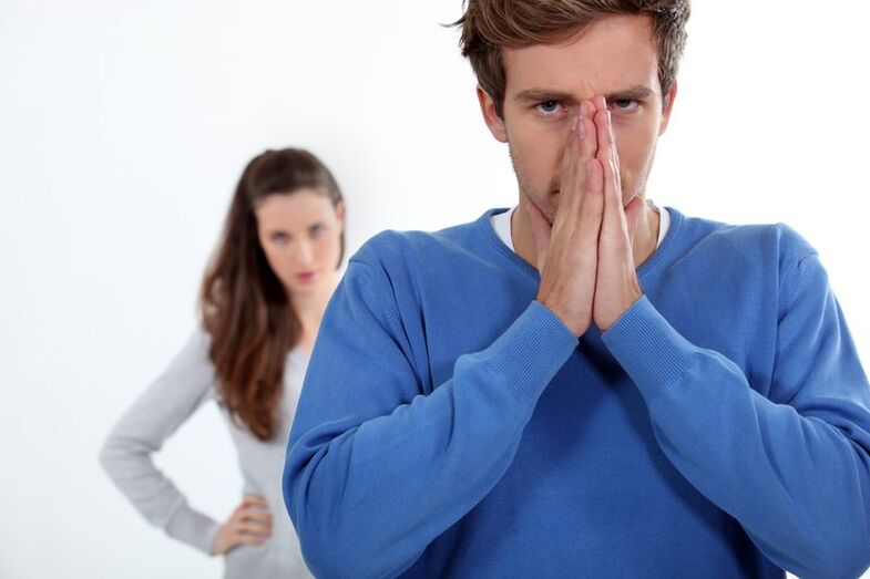 L'uomo è arrabbiato per i sintomi della prostatite